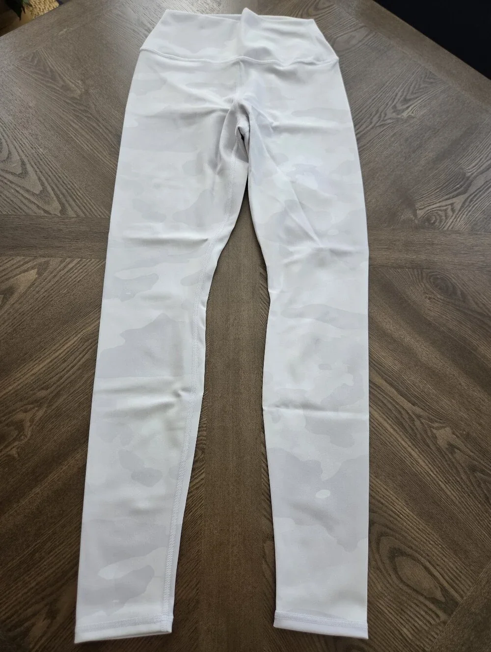 ALO Yoga NWOT High Waist Vapor Leggings White Camouflage Camo sz MEDIUM